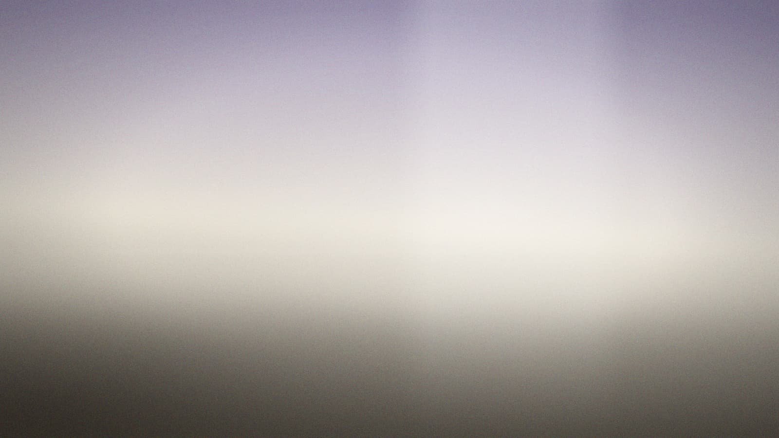 Image de film : dune et océan dans la brume