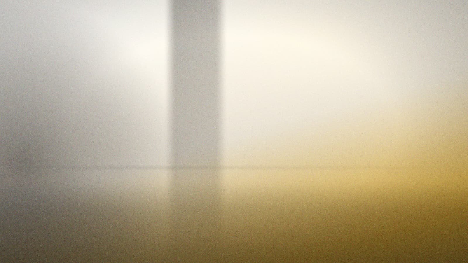 Image de film : mur de chaux blanche et ombre tranchée