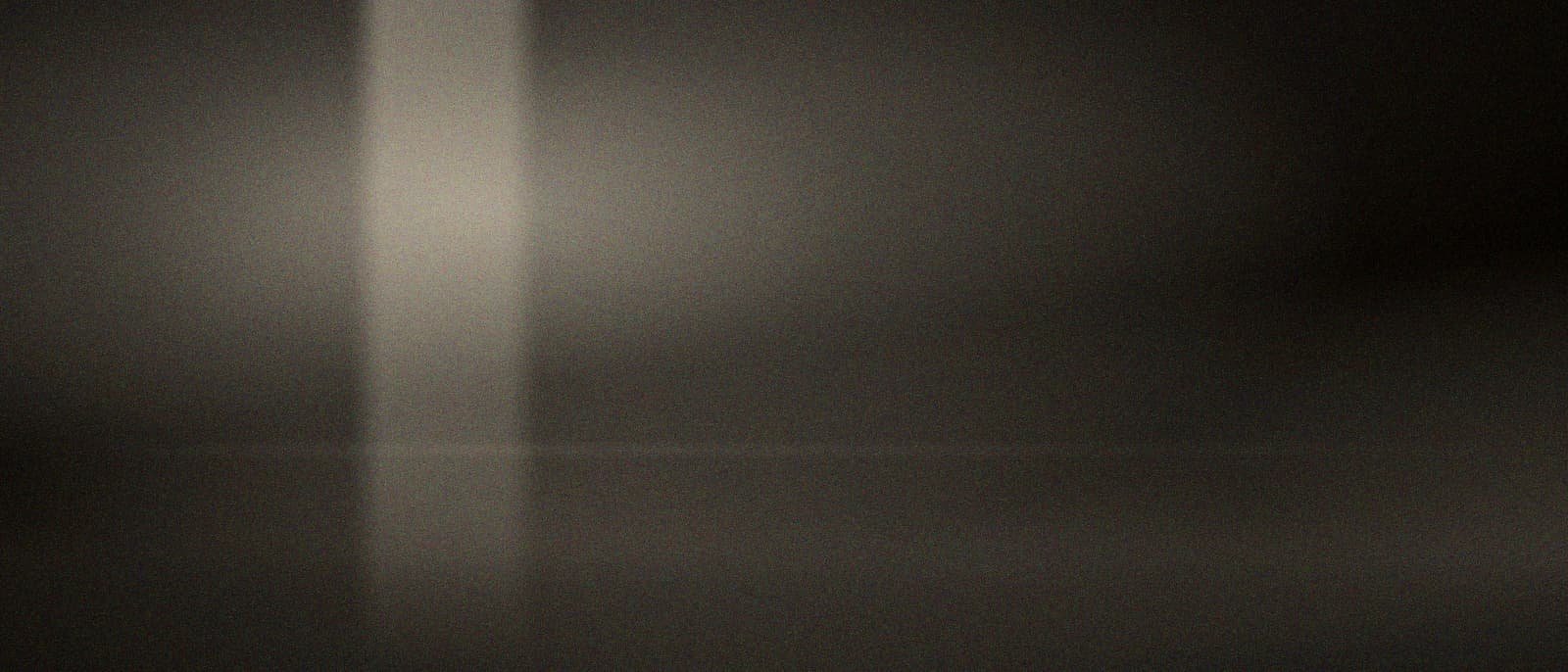 Intérieur sombre traversé par un pan de lumière