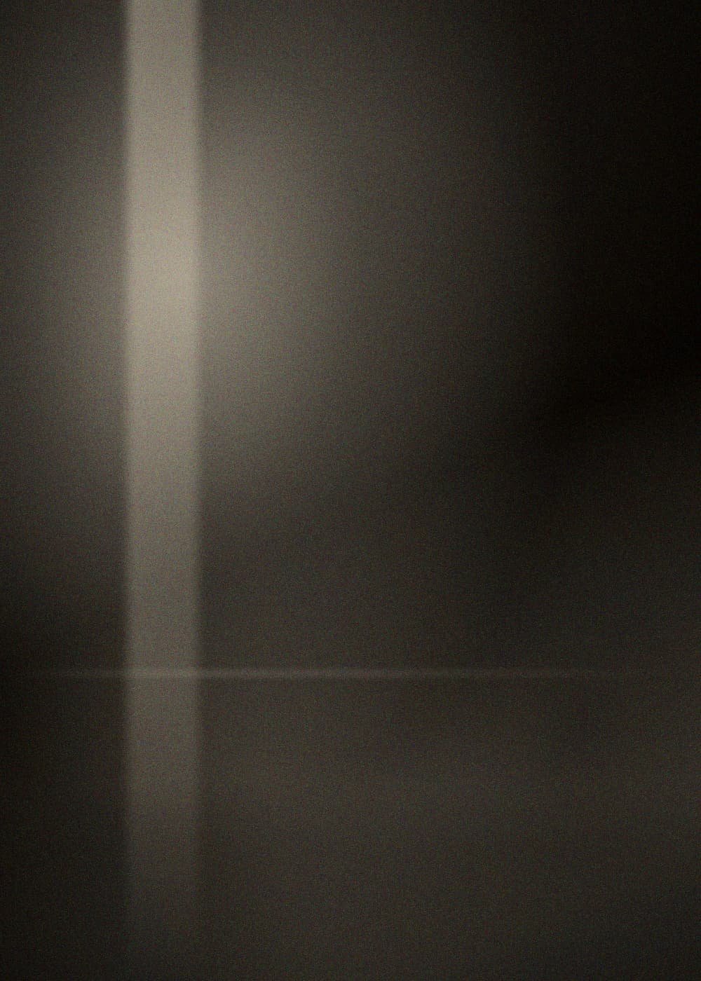 Silhouette dans un couloir voûté