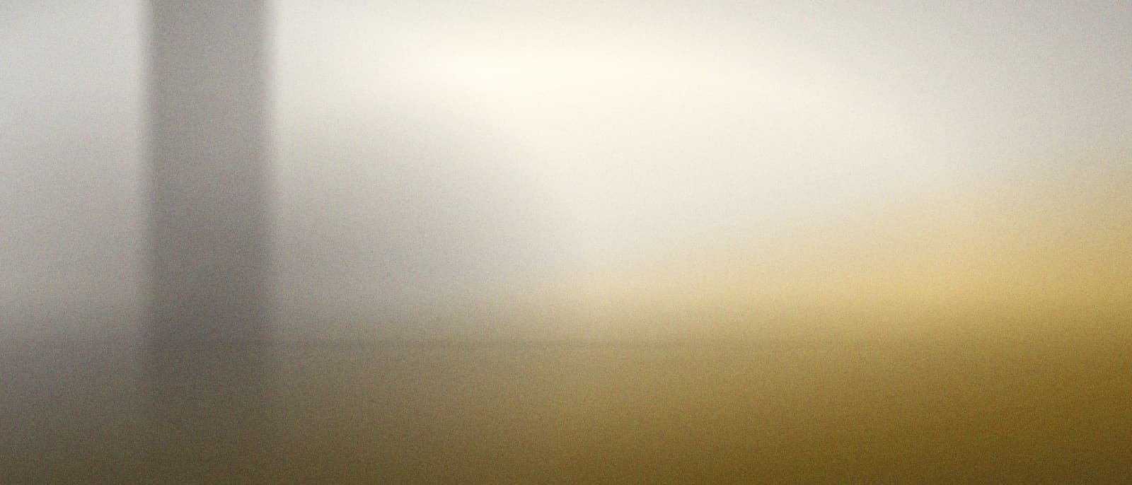 Mur de chaux blanche sous un soleil d'été, ombre tranchée